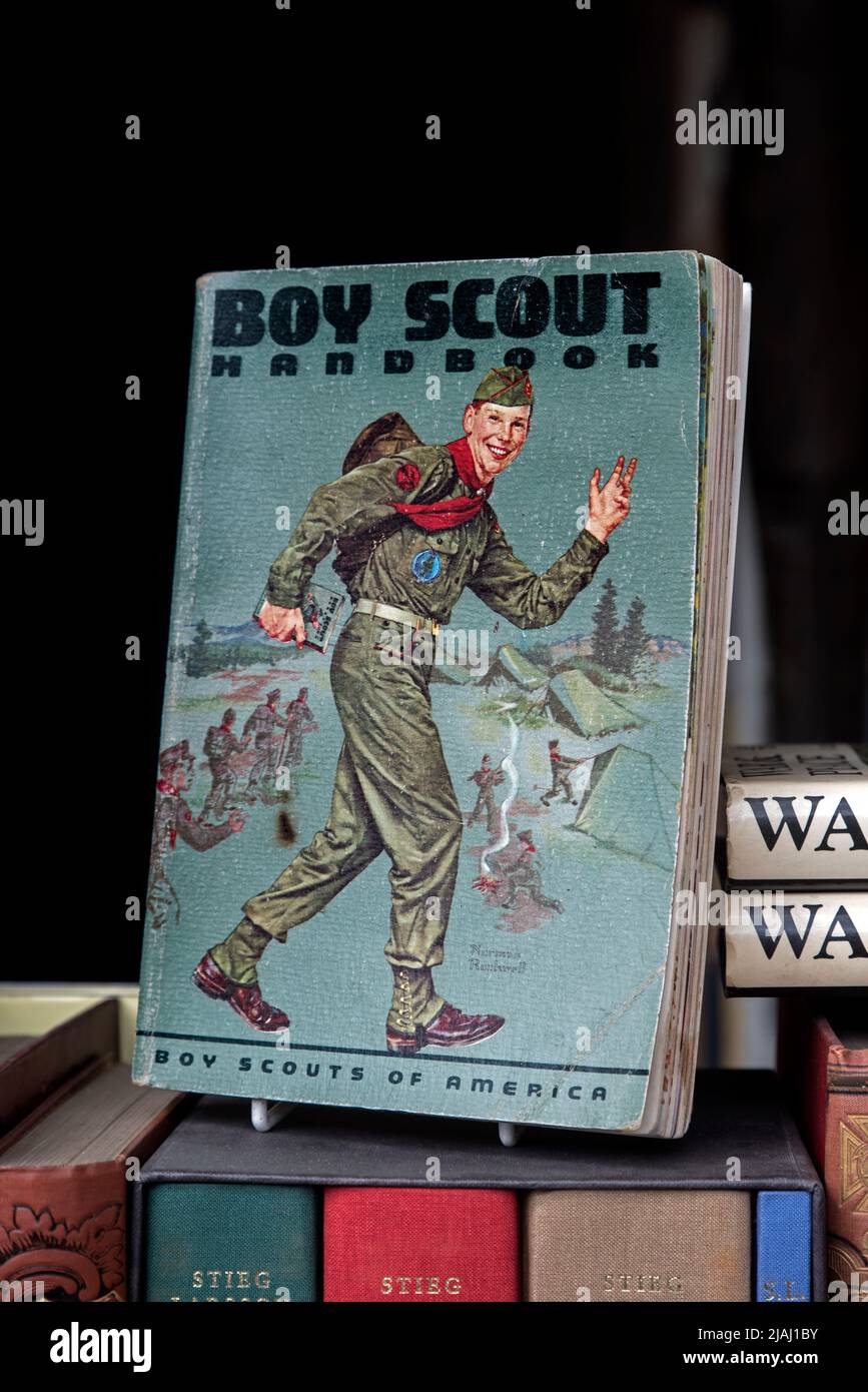 Vintage-Kopie des „Boy Scout Handbook“ im Fenster eines Antiquariaten in Edinburgh, Schottland, Großbritannien. Stockfoto