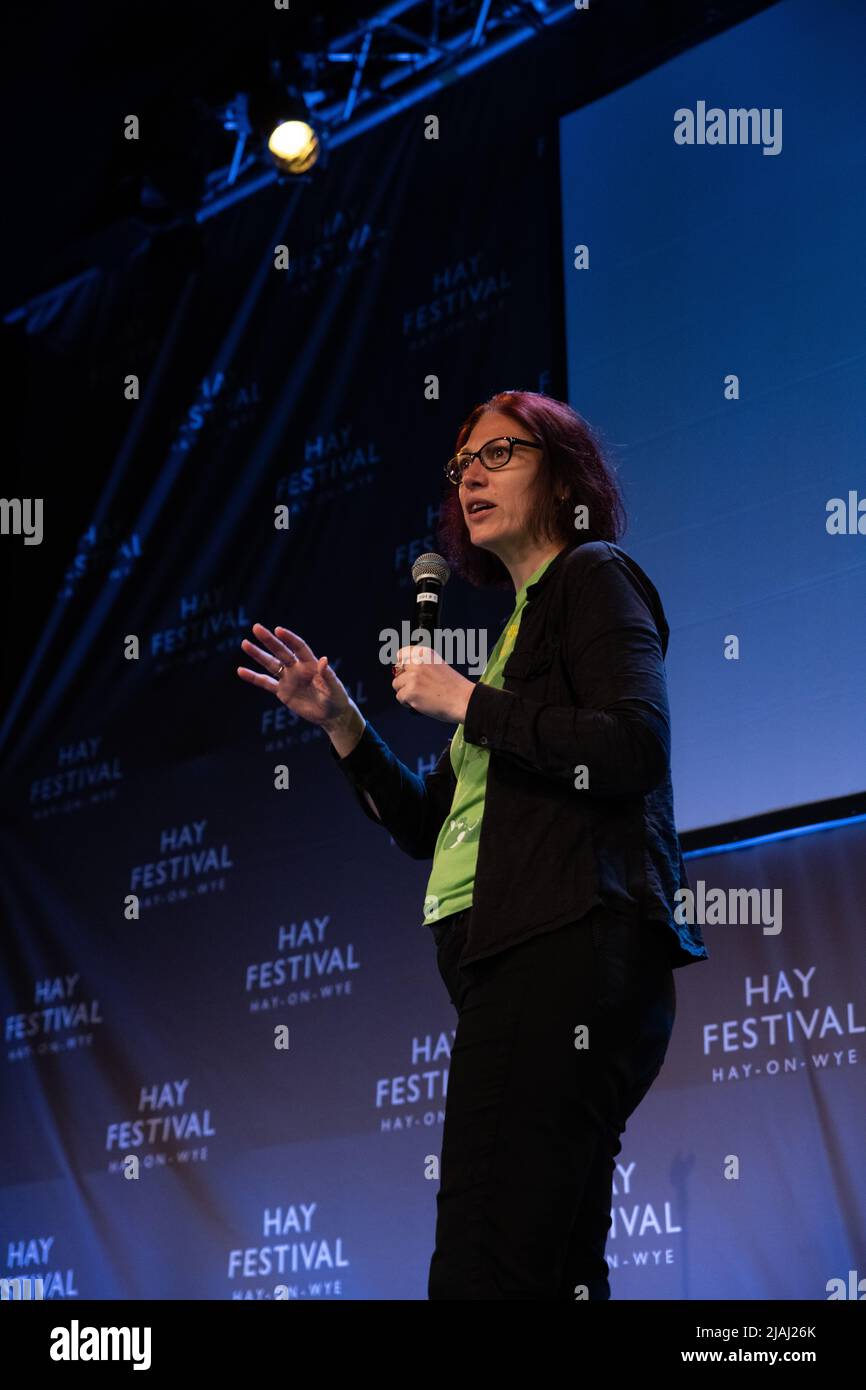 Hay-on-Wye, Wales, Großbritannien. 30.. Mai 2022. Natalie Haynes mit Stand-up-Comedy beim Hay Festival 2022, Wales. Quelle: Sam Hardwick/Alamy. Stockfoto