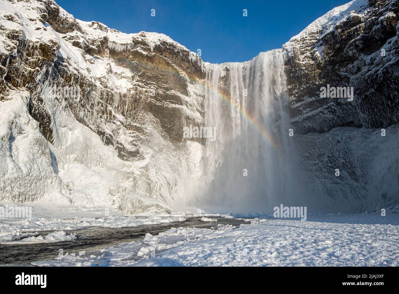 Schneebedeckter Skogafoss Wasserfall in Island im Winter Stockfoto