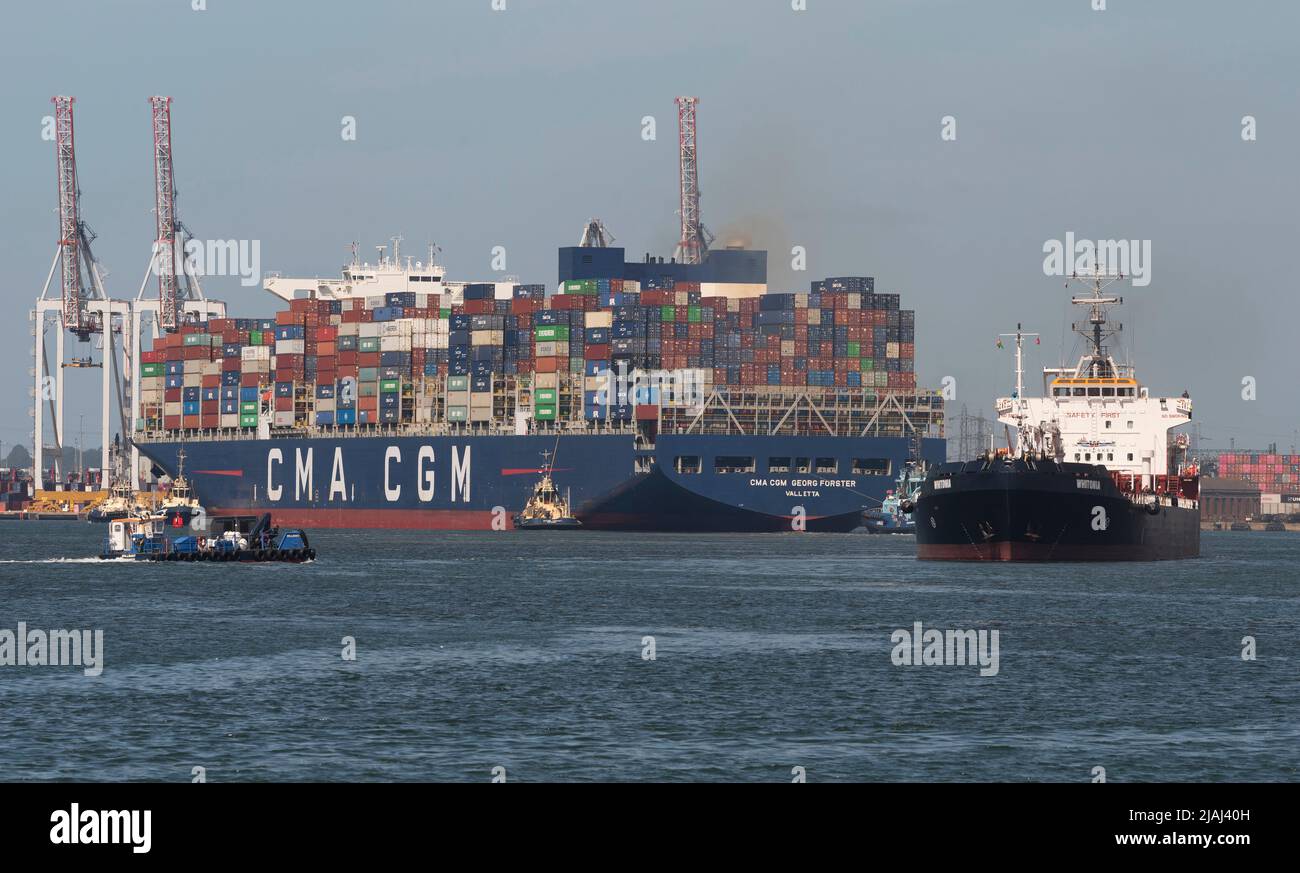 Southampton, England, Großbritannien. 2022. Großes Containerschiff nähert sich DP World Southamton Containerhafen und die Witonia ein Bunkerschiff näher an Camer Stockfoto