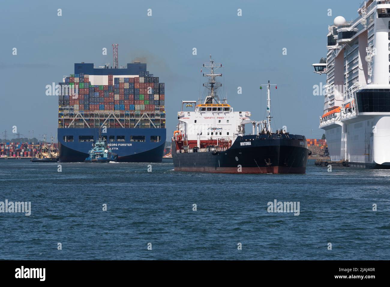 Southampton, England, Großbritannien. 2022. Großes Containerschiff nähert sich DP World Southamton Containerhafen und die Witonia ein Bunkerschiff näher an Camer Stockfoto