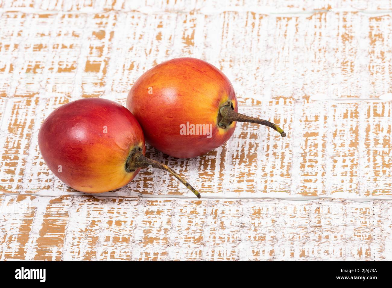 Solanum Betaceum - Exotische Früchte; Baumtomate Gepfropft Mit Brombeere Stockfoto