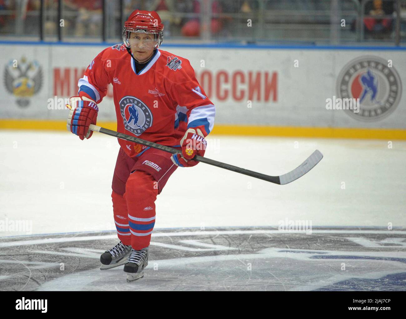 Der russische Präsident Wladimir Putin führt am Samstag, dem 10. Mai 2014, in Sotschi, Region Krasnodar, Russland, während eines „All-Russia Festival of Night Hockey League“-Spiels zwischen Amateurhockeyspielern und russischen Hockeystars das Eis hinunter. Putin, 62, unterbrach die Gespräche mit dem Westen über die jüngste Annexion der Krim durch Russland, um beim lässigen Galaspiel an der Seite ehemaliger sowjetischer Hockeylegenden zu spielen. (APEX MediaWire Foto von Alexey Druzhinin/RIA Novosti) Stockfoto