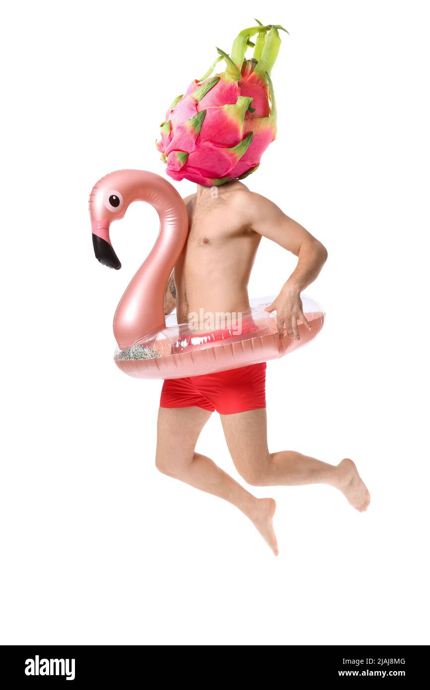 Springender Mann mit reifer Drachenfrucht statt Kopf und Schwimmring auf weißem Hintergrund Stockfoto