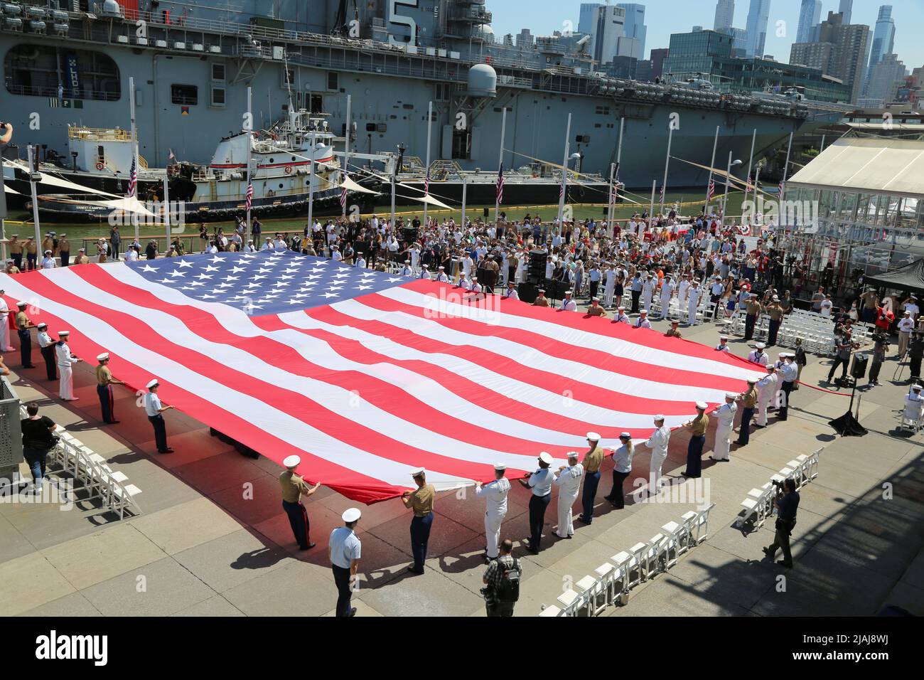 New York, USA. 30.. Mai 2022. Am 30. Mai 2022 wird im Intrepid Sea, Air and Space Museum in New York, USA, eine amerikanische Flagge entrollt. Die New Yorker feierten am Montag den Memorial Day mit Paraden und anderen Aktivitäten, die den Feierlichkeiten in der Zeit vor der COVID-Pandemie ähnelten. Quelle: Liu Yanan/Xinhua/Alamy Live News Stockfoto