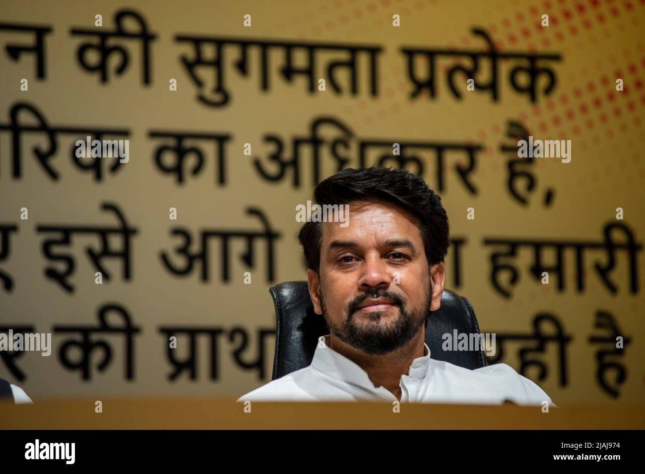 Neu-Delhi, Indien. 30.. Mai 2022. Anurag Singh Thakur BJP-Chef und Unionsminister für Information und Rundfunk sowie Jugend und Sport nimmt an einer Pressekonferenz im Parteibüro Teil. Bharatiya Janata Party (BJP) die Regierungspartei veranstaltete eine Pressekonferenz anlässlich des achtjährigen Bekennens der Modi-Regierung in Indien. Kredit: SOPA Images Limited/Alamy Live Nachrichten Stockfoto