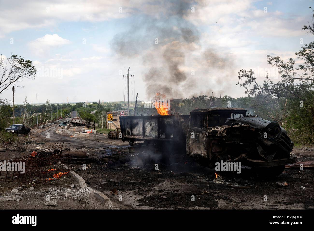 Lysytschansk, Ukraine. 28.. Mai 2022. Auf der Brücke zwischen Severodoonetsk und Lyschansk, Luhansk, ist ein zerstörter und in Brand gegannter Lastwagen zu sehen. Während russische Truppen die Offensive aus verschiedenen Richtungen starten und hoffen, ukrainische Vorräte und Verstärkungen abzuschneiden und die volle Kontrolle über das Gebiet Luhansk zu erlangen, wird die Stadt Lyschansk, die Severodoonetsk verbindet, schwer bombardiert und belagert. (Foto von Alex Chan Tsz Yuk/SOPA Images/Sipa USA) Quelle: SIPA USA/Alamy Live News Stockfoto