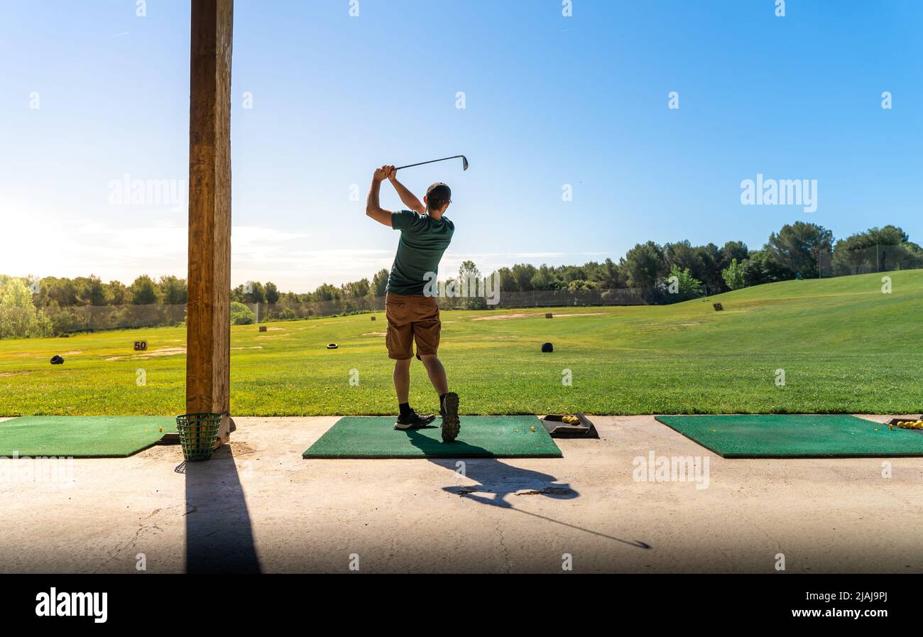 Junger Mann, der im Sommer Golf spielt. Nicht erkennbare Person. Stockfoto