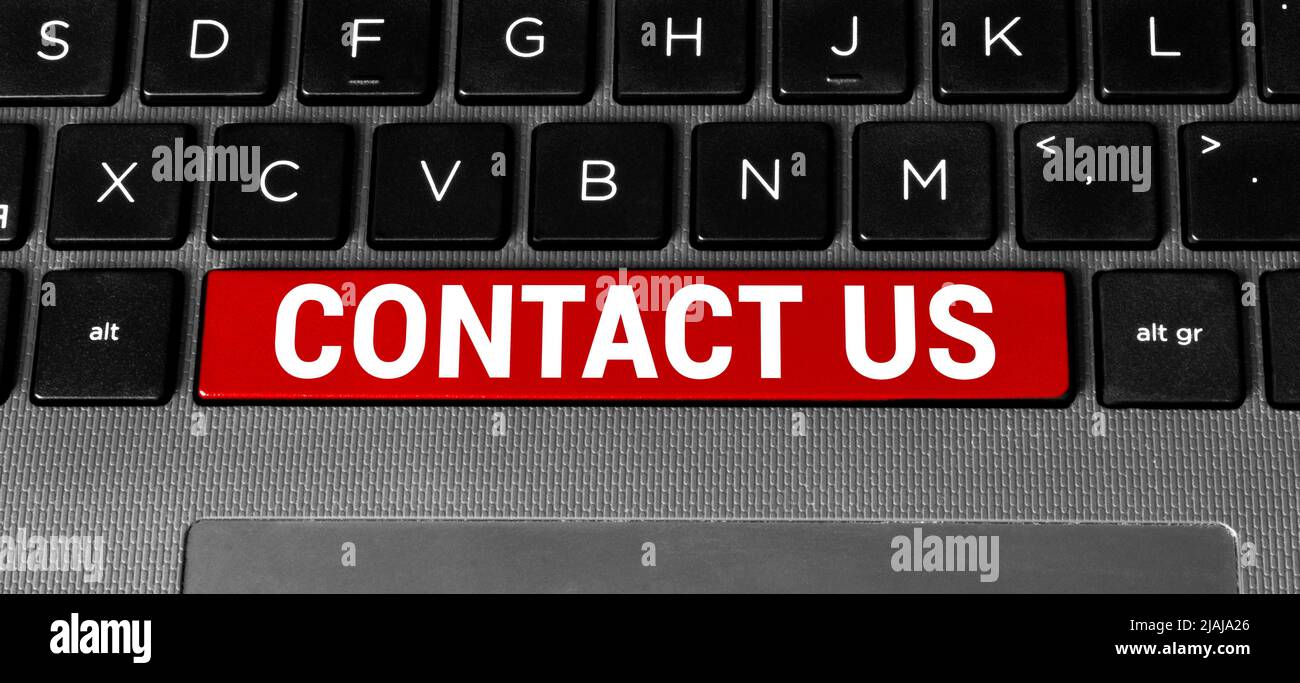 Handhaltekarte mit Inschrift Contact US, isoliert auf weißem Hintergrund Stockfoto