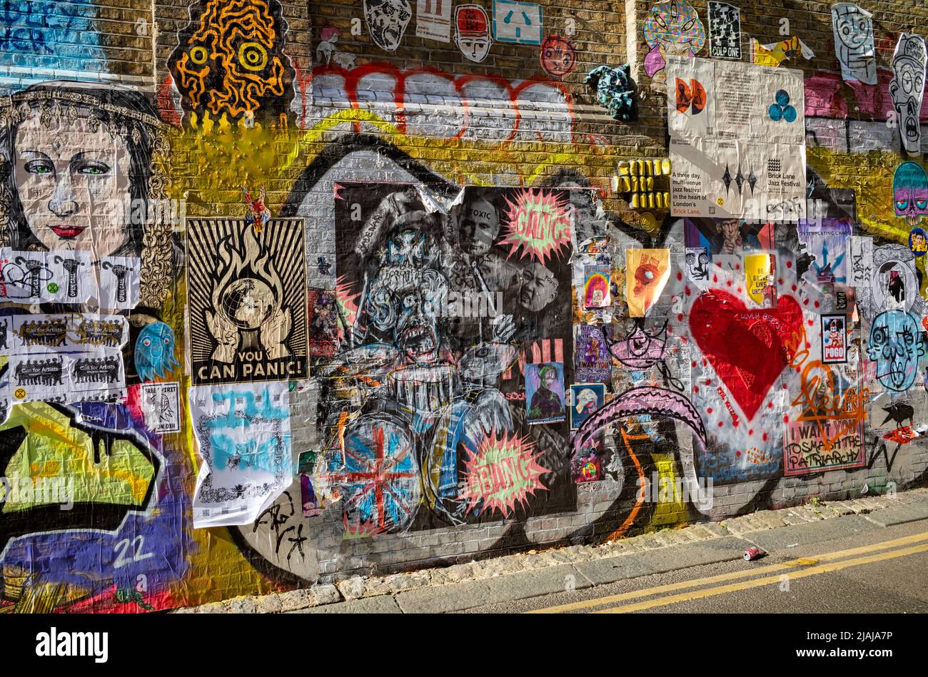 Grafitti und Street Art an einer Wand in der Buxton Street an der Brick Lane in London, Großbritannien. Stockfoto