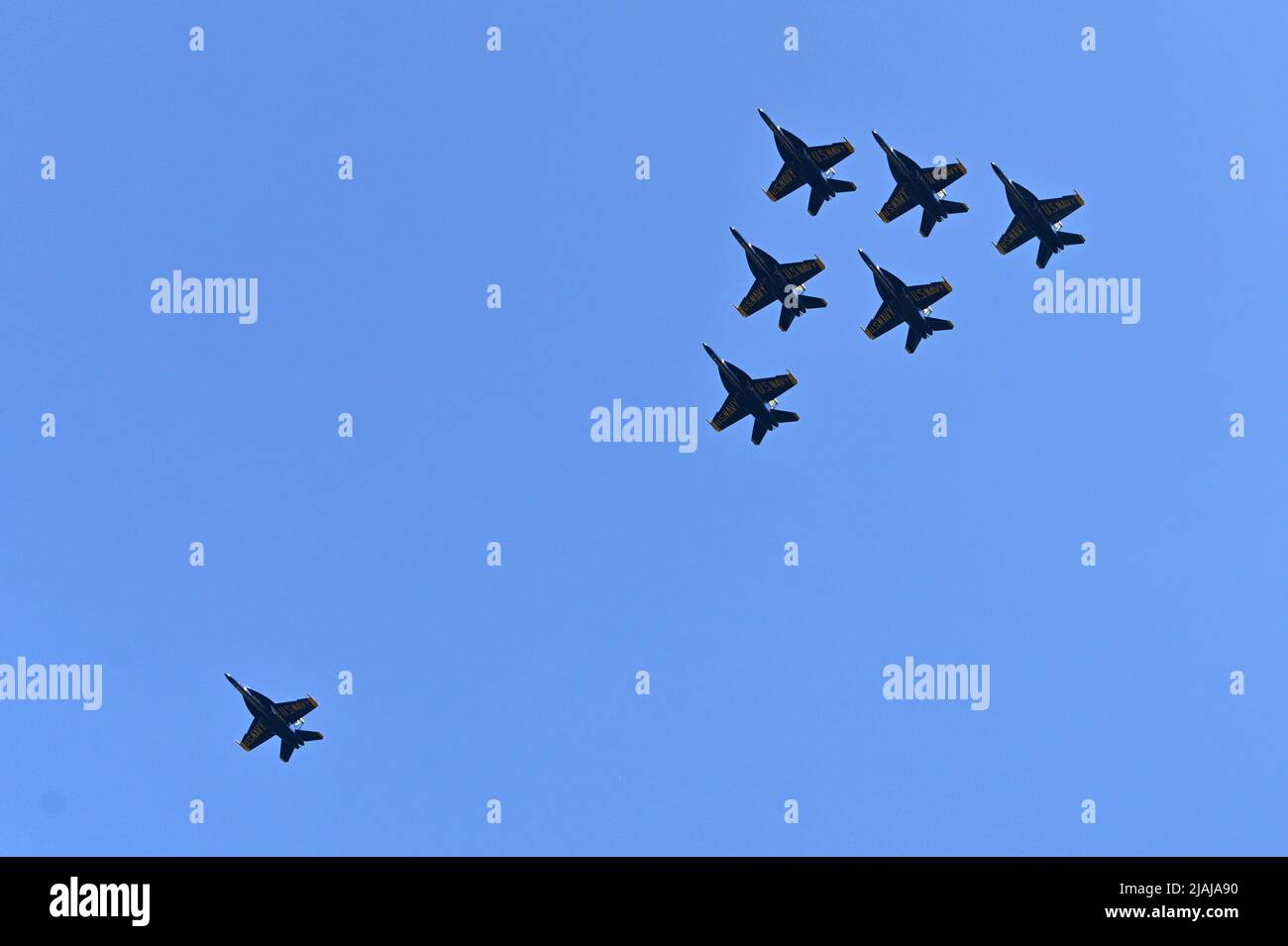 New York, NY, 30,2022. Mai, die US Navy Blue Angels (oben) fliegen über die USS Bataan (LHD-5) vor dem Beginn einer Gedenkfeiertag-Zeremonie im Intrepid Sea, Air and Space Museum, in New York, NY, 30,2022. Mai. (Foto von Anthony Behar/Sipa USA) Stockfoto