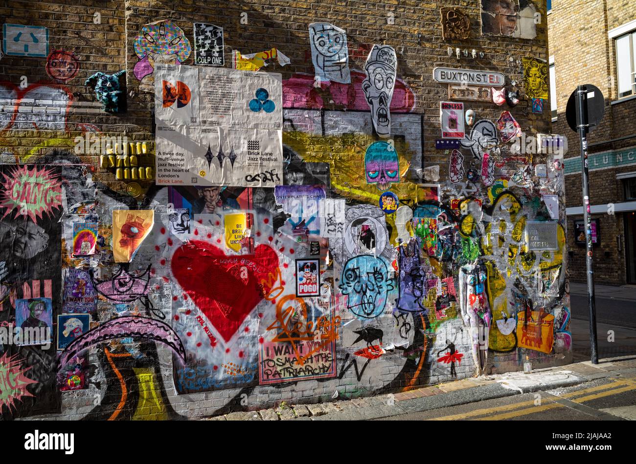 Grafitti und Street Art an einer Wand in der Buxton Street an der Brick Lane in London, Großbritannien. Stockfoto