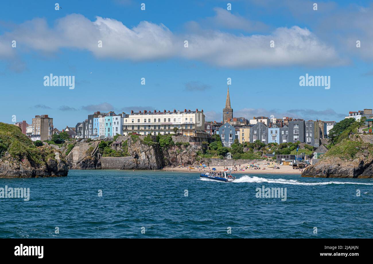 Südstrand von Tenby Pembrokeshire mit Blick auf das farbenfrohe Reihenhaus auf den umliegenden Klippen Stockfoto