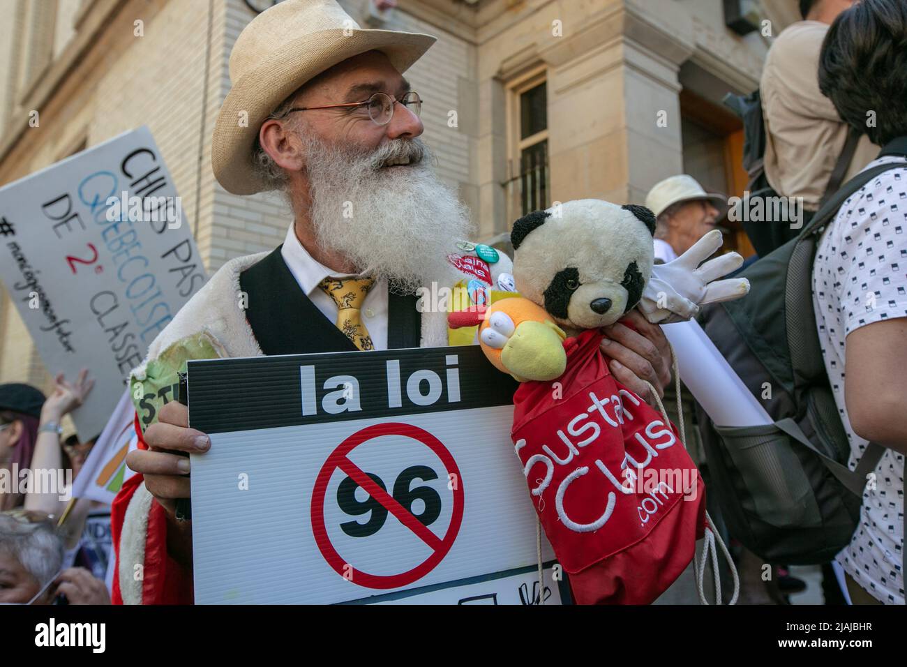 Montreal, Kanada. 14.. Mai 2022. Ein Protestler hält während der Demonstration ein Plakat gegen Bill-96. Demonstranten marschierten gegen den umstrittenen Bill-96 am Dawson College. Vorgeschlagen von der Partei Coalition Avenir Québec (CAQ), dem Premierminister von Québec, François Legault, glaubt, dass das Gesetz die französische Kultur und Sprache in Kanada schützen wird. Die englische Gemeinschaft glaubt, dass das Gesetz katastrophale Folgen für die Provinz haben wird und den Zugang zu Bildung, Justiz und Gesundheitsversorgung beeinträchtigen wird. Kredit: SOPA Images Limited/Alamy Live Nachrichten Stockfoto