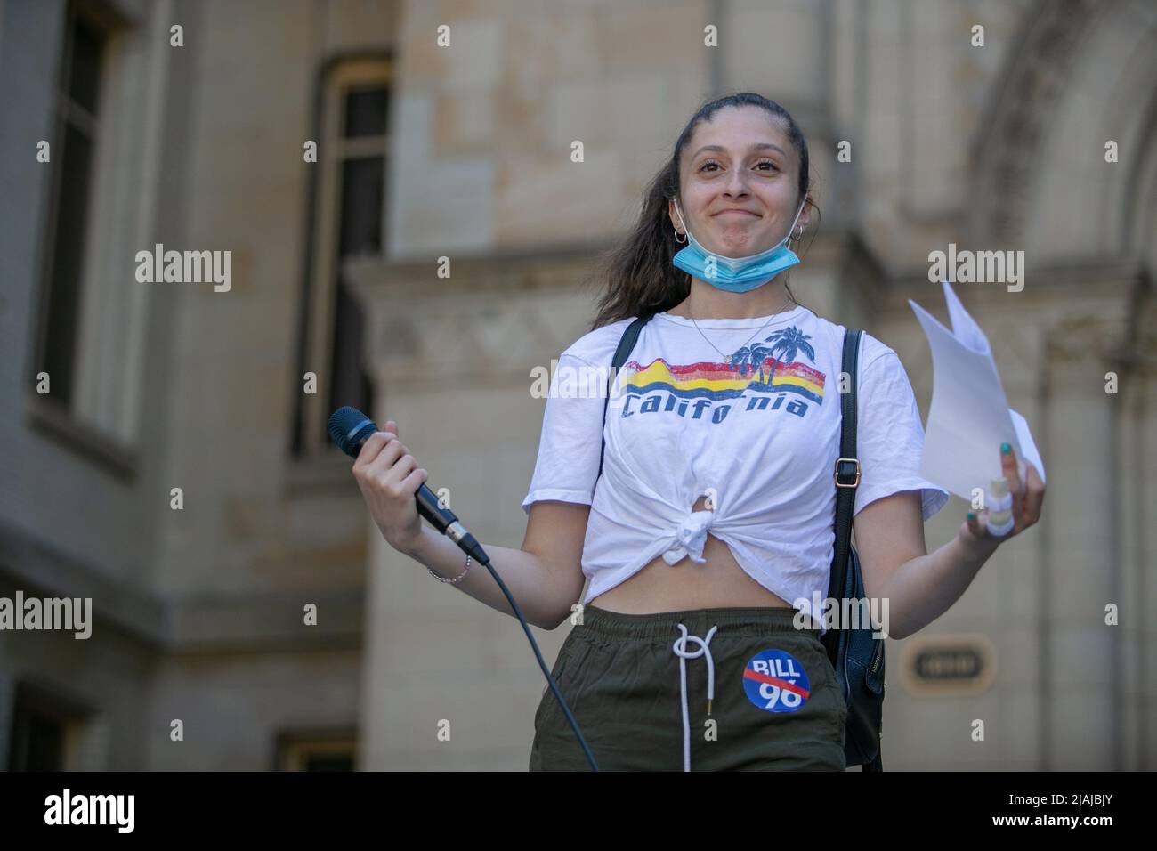 Isabela Giosi, CEGEP-Studentin aus Montreal, spricht während der Demonstration über den Schutz ihrer Zukunft und ihrer Entscheidungen. Demonstranten marschierten gegen den umstrittenen Bill-96 am Dawson College. Vorgeschlagen von der Partei Coalition Avenir Québec (CAQ), dem Premierminister von Québec, François Legault, glaubt, dass das Gesetz die französische Kultur und Sprache in Kanada schützen wird. Die englische Gemeinschaft glaubt, dass das Gesetz katastrophale Folgen für die Provinz haben wird und den Zugang zu Bildung, Justiz und Gesundheitsversorgung beeinträchtigen wird. Stockfoto