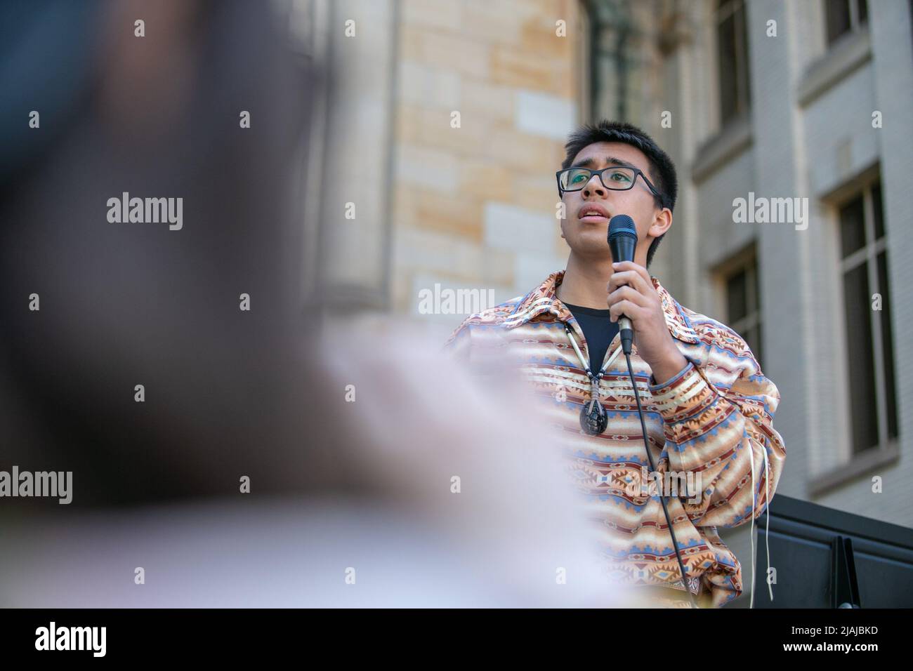 Ein junger Kanien?kehá?ka (Mohawk) Student spricht in seiner eigenen Sprache und über die Zukunft indigener Studenten während der Demonstration. Demonstranten marschierten gegen den umstrittenen Bill-96 am Dawson College. Vorgeschlagen von der Partei Coalition Avenir Québec (CAQ), dem Premierminister von Québec, François Legault, glaubt, dass das Gesetz die französische Kultur und Sprache in Kanada schützen wird. Die englische Gemeinschaft glaubt, dass das Gesetz katastrophale Folgen für die Provinz haben wird und den Zugang zu Bildung, Justiz und Gesundheitsversorgung beeinträchtigen wird. Stockfoto