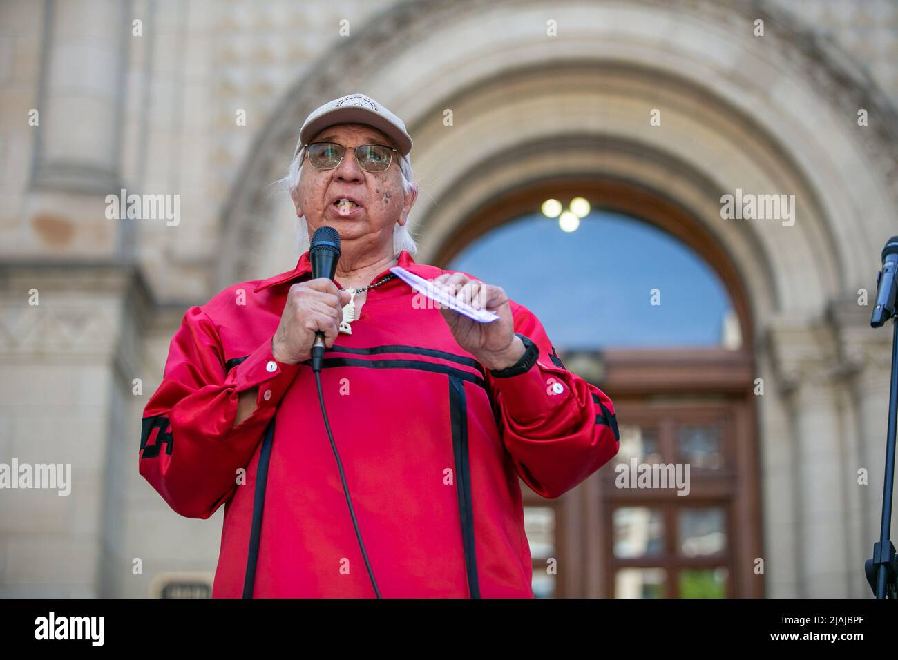 Kenneth Deer, Ältester von Kanien?kehá?ka (Mohawk), spricht über den französischen Kolonialismus und wie wichtig es ist, während der Demonstration Indigenous aus Bill-96 herauszulassen. Demonstranten marschierten gegen den umstrittenen Bill-96 am Dawson College. Vorgeschlagen von der Partei Coalition Avenir Québec (CAQ), dem Premierminister von Québec, François Legault, glaubt, dass das Gesetz die französische Kultur und Sprache in Kanada schützen wird. Die englische Gemeinschaft glaubt, dass das Gesetz katastrophale Folgen für die Provinz haben wird und den Zugang zu Bildung, Justiz und Gesundheitsversorgung beeinträchtigen wird. Stockfoto