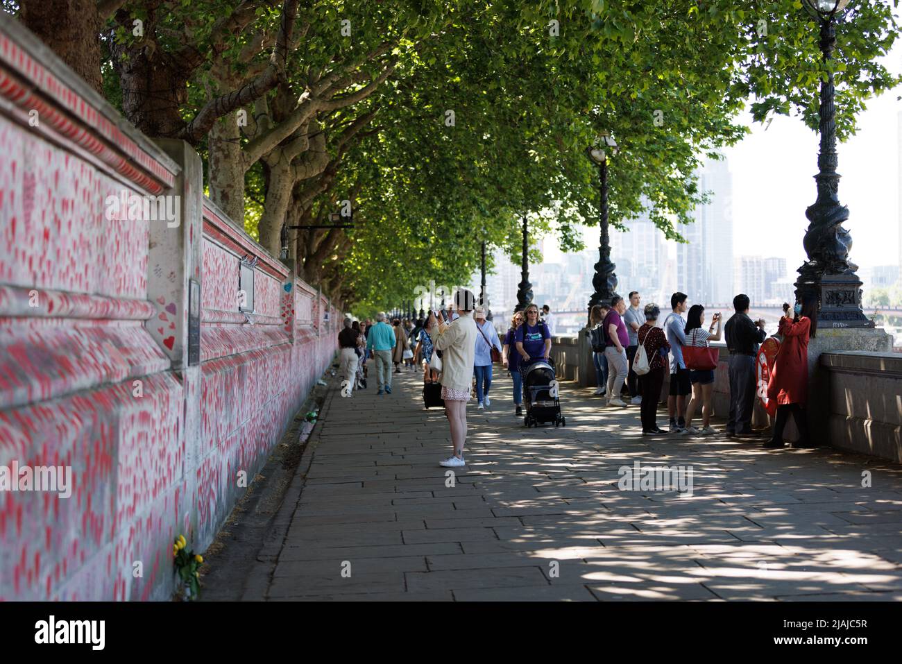 150.000 Herzen, die Leben darstellen, die Coronavirus in Großbritannien verloren hat die COVID Memorial Wall in London, Lambeth Walk, Westminster Stockfoto