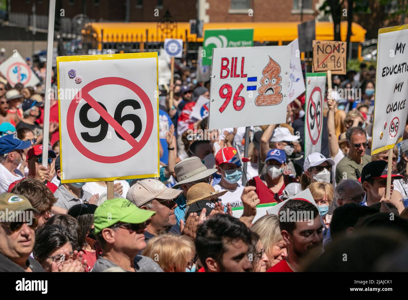 Montreal, Kanada. 14.. Mai 2022. Demonstranten halten Plakate gegen Bill-96 hoch. Demonstranten marschierten gegen den umstrittenen Bill-96 am Dawson College. Vorgeschlagen von der Partei Coalition Avenir Québec (CAQ), dem Premierminister von Québec, François Legault, glaubt, dass das Gesetz die französische Kultur und Sprache in Kanada schützen wird. Die englische Gemeinschaft glaubt, dass das Gesetz katastrophale Folgen für die Provinz haben wird und den Zugang zu Bildung, Justiz und Gesundheitsversorgung beeinträchtigen wird. (Foto: Giordanno Brumas/SOPA Images/Sipa USA) Quelle: SIPA USA/Alamy Live News Stockfoto