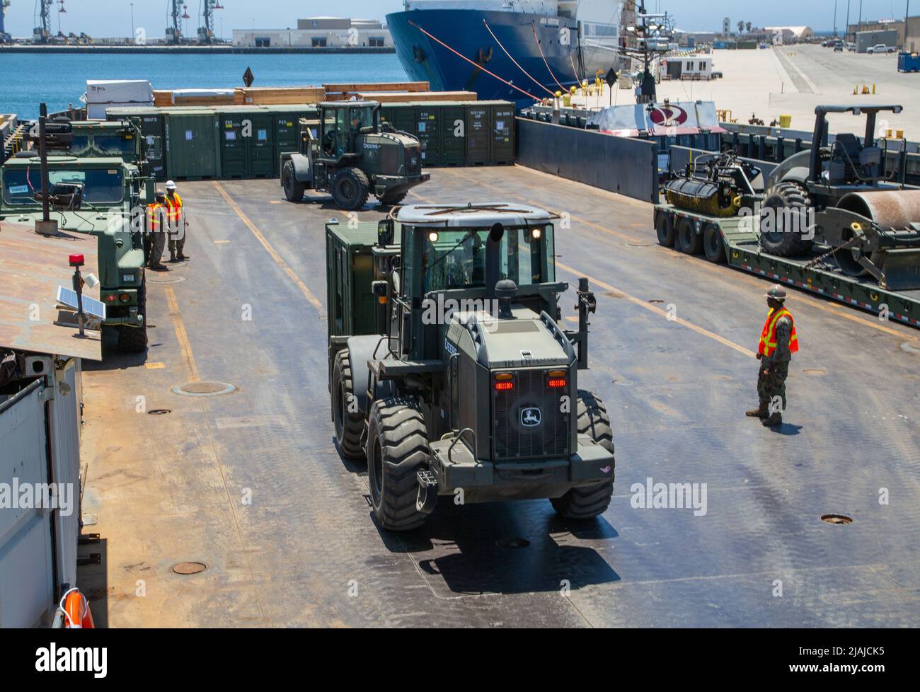 220529-N-PG340-1034 PORT HUENEME, Kalifornien (29. Mai 2022) Seabees der US-Marine mit dem Naval Mobile Construction Bataillon (NMCB) 5 laden Ausrüstung auf das Deck eines PTS-250-Seeschiffs, 29. Mai. Die Seabees der U.S. Navy mit NMCB-5 beladenem Equipment für Operation Turning Point, auch bekannt als ihre Field Training Exercise. NMCB-5 wird von Port Hueneme aus homeportiert. Sie trainieren auf qualitativ hochwertigen Baumaßnahmen, Expeditionssistiklogistik und Kampfhandlungen, um Bau- und Ingenieurprojekte für große Kampfeinsätze, Katastrophenhilfe und humanitäre Hilfe durchzuführen. (USA Marineblau Foto b Stockfoto