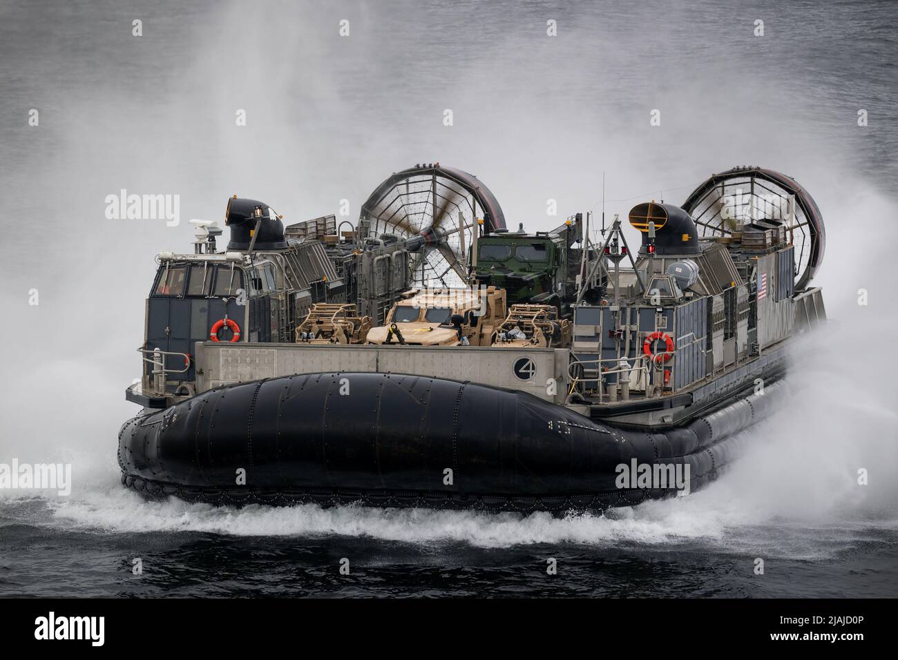 OSTSEE (20. Mai 2022) – Landing Craft, Air Cushion 04, angeschlossen an Assault Craft Unit 4, nähert sich dem amphibischen Sturmschiff USS Kearsarge (LHD 3) der Wasp-Klasse am 20. Mai 2022. Kearsarge, Flaggschiff der Kearsarge Amphibious Ready Group und eingeschiffte 22. Marine Expeditionary Unit, nimmt an der estnisch geführten Übung Siil 22 (Igel 22 auf Englisch) Teil. Igel 22 bringt Mitglieder der estnischen Verteidigungsstreitkräfte und US-Matrosen und Marineinfanteristen unter Task Force 61/2 zusammen, um die Interoperabilität der Alliierten zu verbessern und die Sicherheit und Stabilität im Baltikum zu erhalten. (USA Navy Foto von Mass C Stockfoto