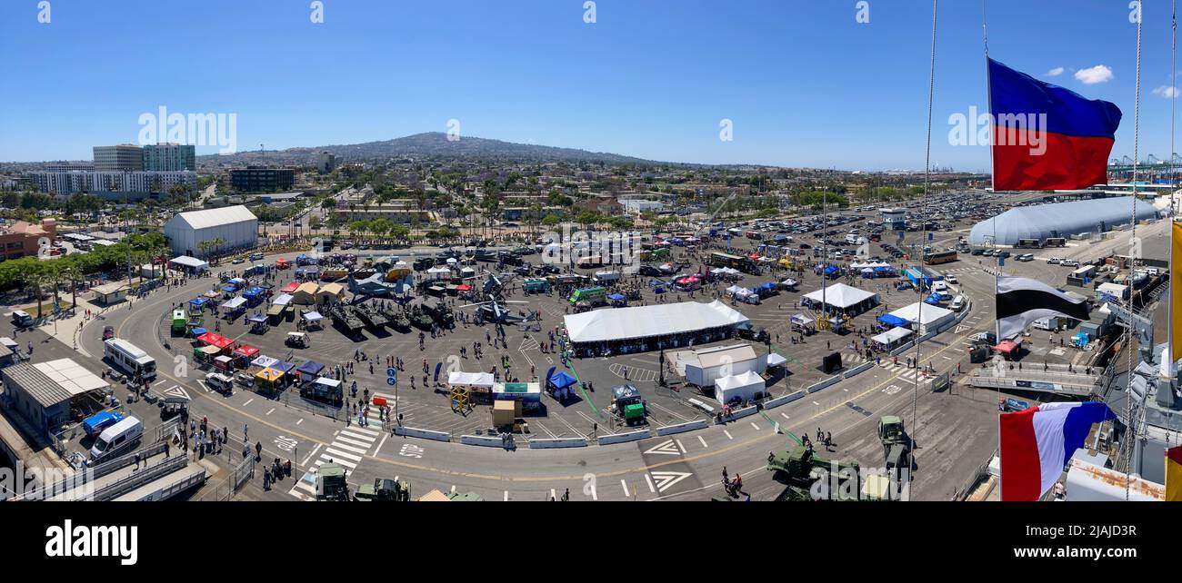 San Pedro, Kalifornien (29. Mai 2022) – die Los Angeles Fleet Week 2022 aus den oberen Ebenen an Bord des Schlachtschiffs USS Iowa Museum während der LAFW in San Pedro, Kalifornien, 29. Mai 2022. LAFW ist eine Gelegenheit für die amerikanische Öffentlichkeit, ihre Marine-, Marine Corps- und Coast Guard-Teams zu treffen und Amerikas Seedienste zu erleben. Während der Fleet Week nehmen Servicemitglieder an verschiedenen Community-Service-Veranstaltungen Teil, präsentieren der Gemeinde Fähigkeiten und Ausrüstung und genießen die Gastfreundschaft von Los Angeles und Umgebung. (USA Navy Foto von Mass Communication Specialist 3. Klasse David Negr Stockfoto