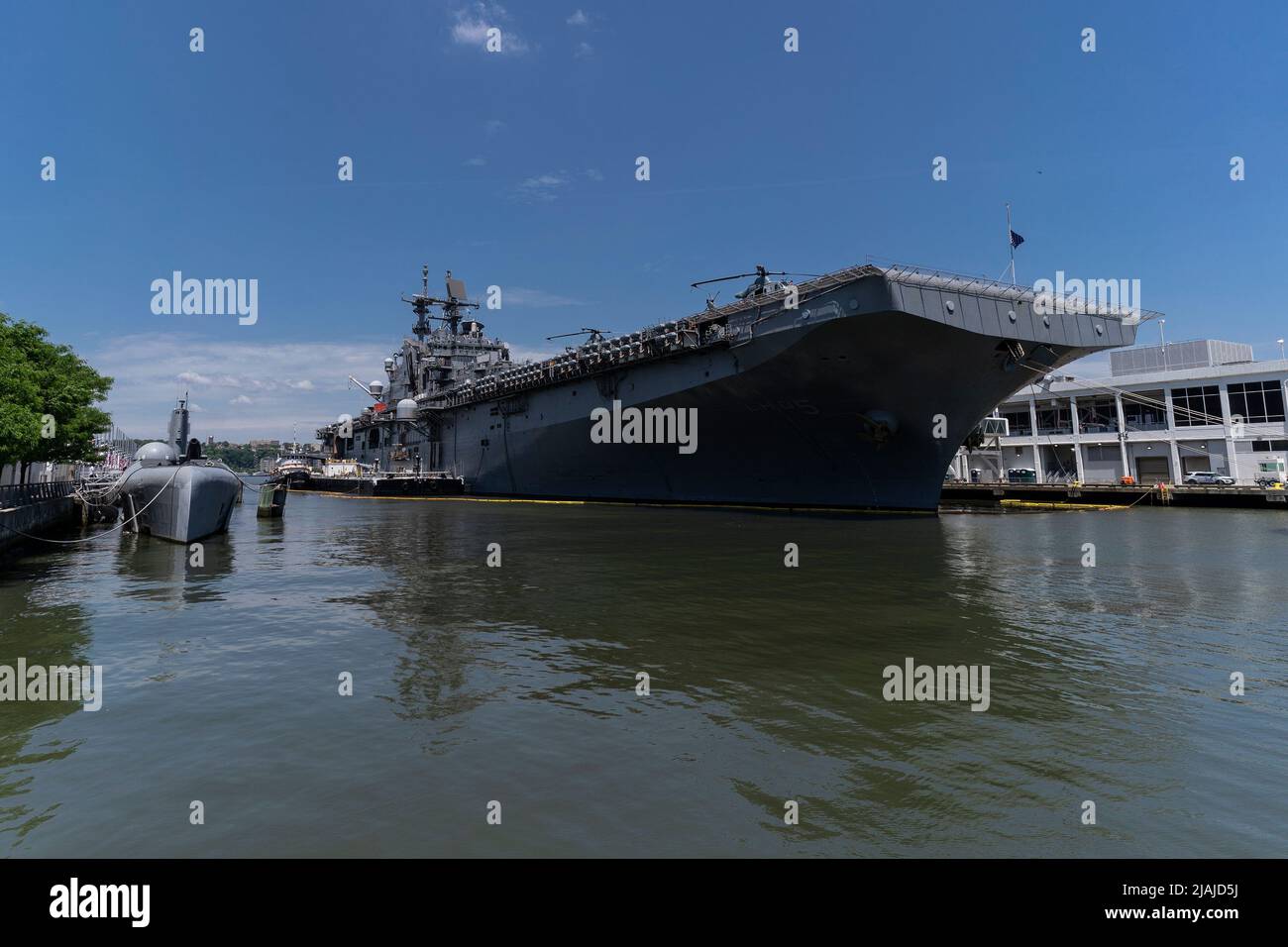 New York, USA, 30. Mai 2022. USS Bataan (LHD-5) Wasp-Klasse amphibisches Sturmschiff gesehen während der jährlichen Gedenkfeier des Intrepid Sea, Air & Space Museums am 30. Mai 2022 in New York. (Foto von Lev Radin/Sipa USA) Stockfoto