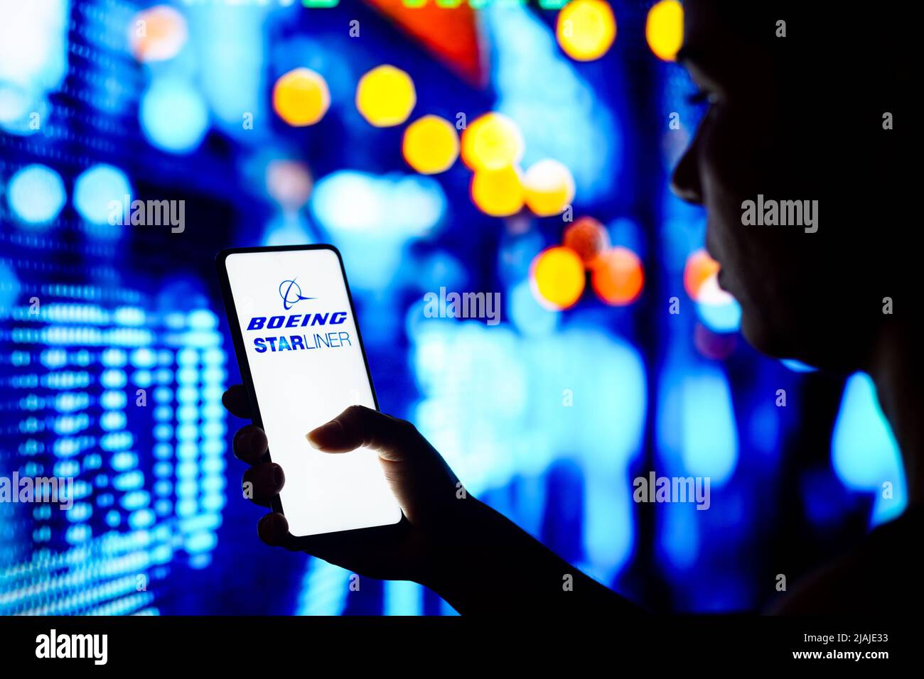 Brasilien. 30.. Mai 2022. In dieser Abbildung hält eine Frau mit Silhouetten ein Smartphone mit dem Boeing Starliner-Logo auf dem Bildschirm. (Bild: © Rafael Henrique/SOPA Images via ZUMA Press Wire) Stockfoto