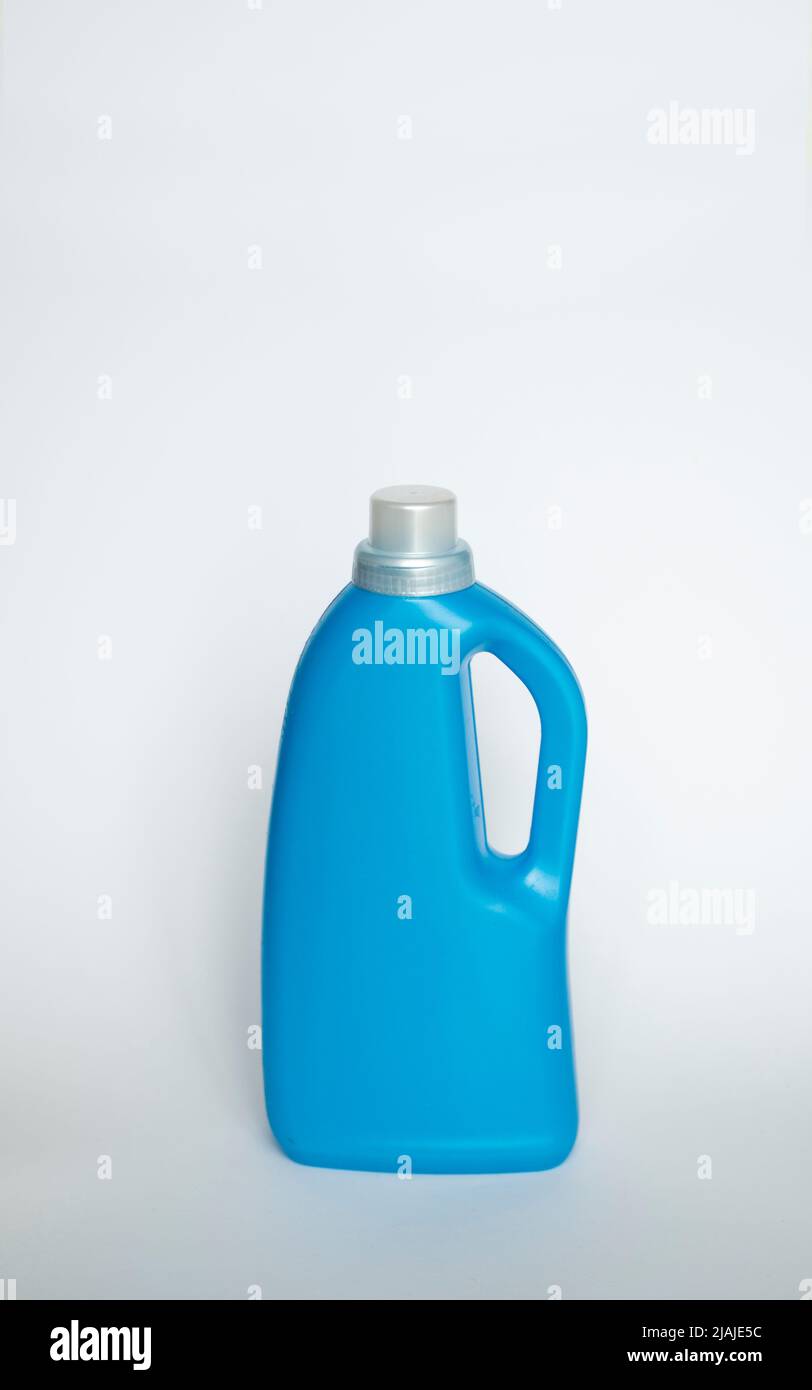 Große blaue Plastikflasche mit Gel zum Waschen isoliert auf weißem Hintergrund. Wäschereibehälter, Warenschablone. Stockfoto