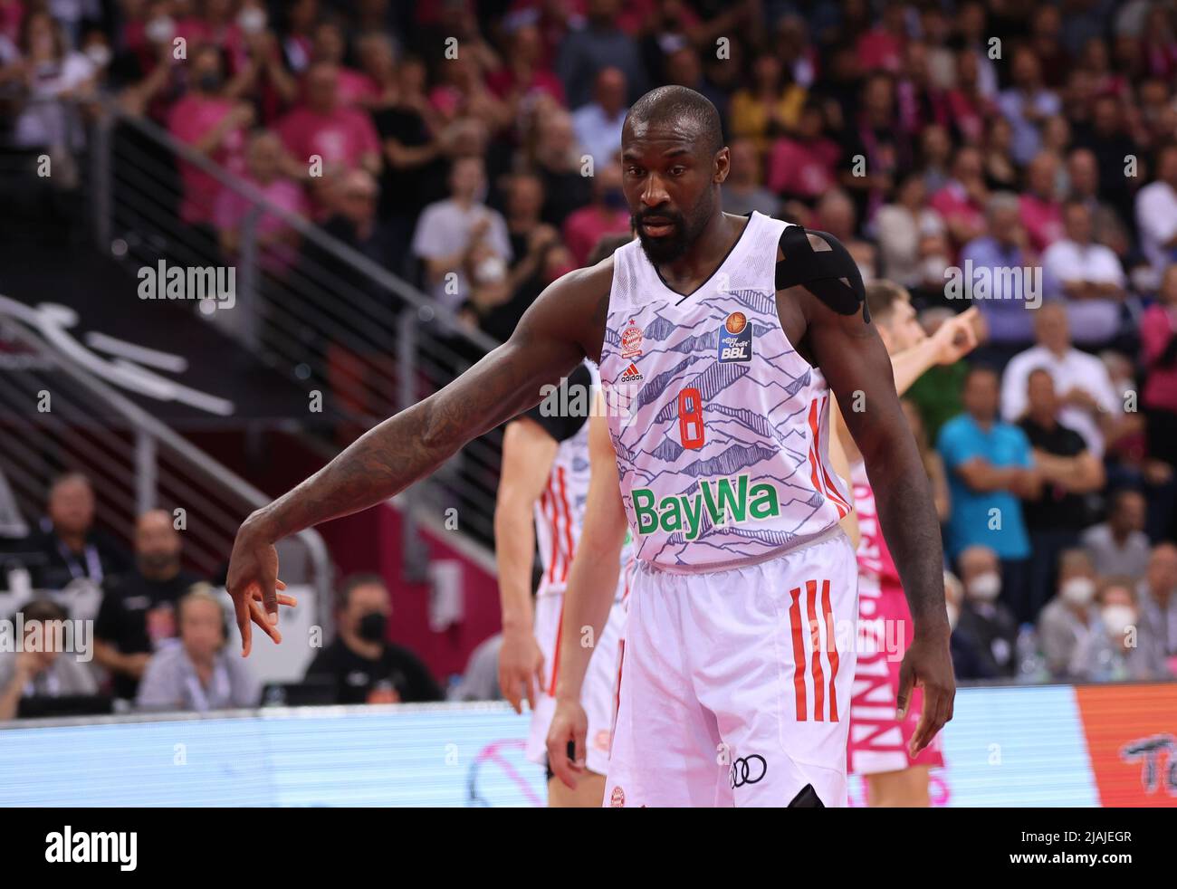 Bonn, Deutschland. 05. März 2022. Telekom Dome, Basketball-Bundesliga, Playoff, Halbfinale, BBL, Die Telekom macht den Körben Bonn gegen Bayern München, Othello Hunter (Bayern) schaut zu. Quelle: Jürgen Schwarz/Alamy Live News Stockfoto