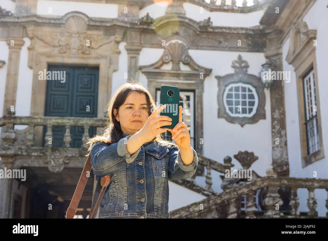 Frau fotografiert mit ihrem Smartphone im Mateus Palace in Vila Real Stockfoto