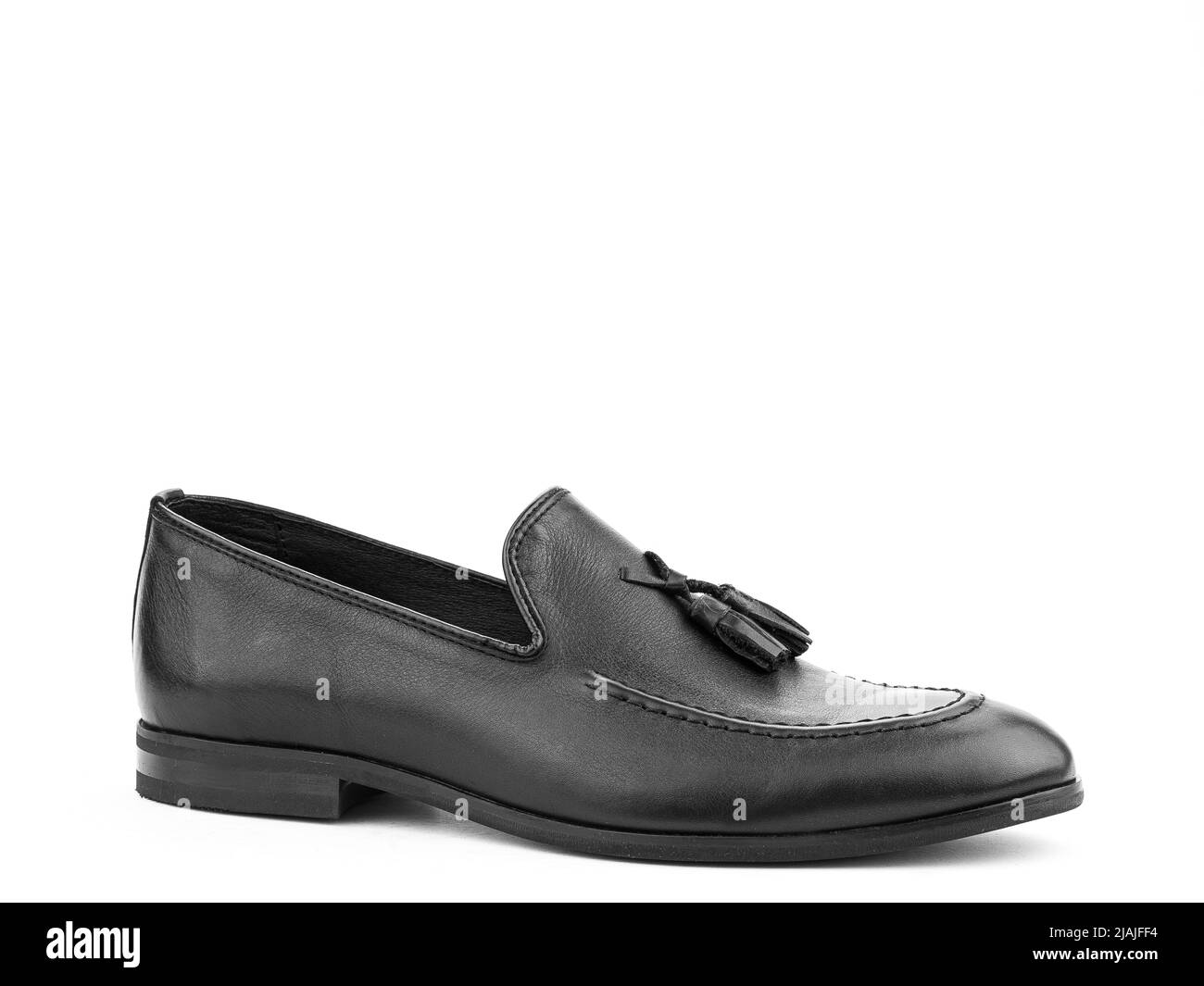 Vintage Herren Loafer Schuhe. Nahaufnahme. Werbeaufnahme. Lederschuhe. Konzept Nahaufziehen Schuhe. Isoliertes Objekt in Nahaufnahme auf weißem Hintergrund. Linker Schuh V Stockfoto