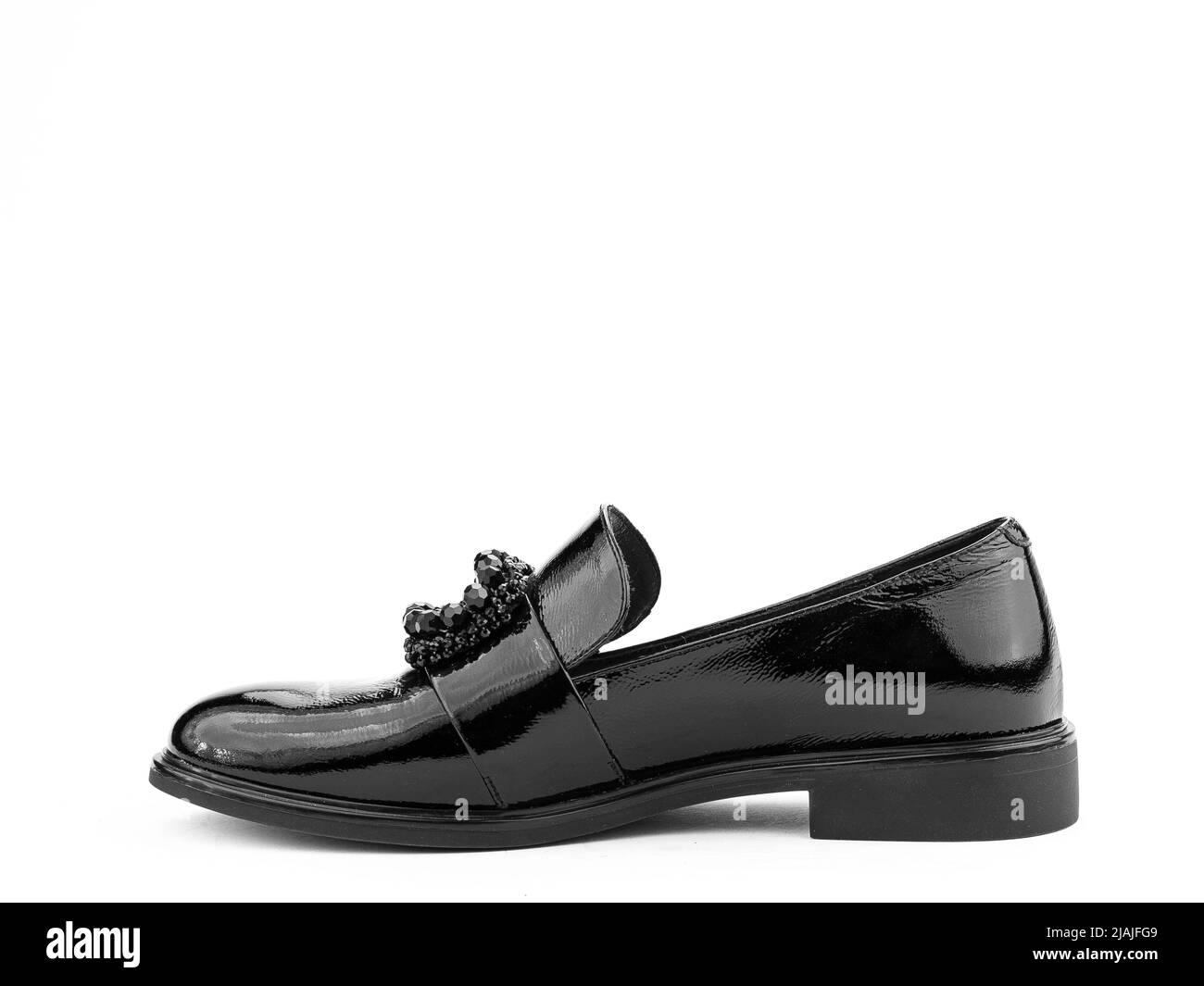 Klassische Damenschuhe. Nahaufnahme. Werbeaufnahme. Lederschuhe. Konzept Nahaufziehen Schuhe. Isoliertes Objekt in Nahaufnahme auf weißem Hintergrund. Linker Schuh Stockfoto