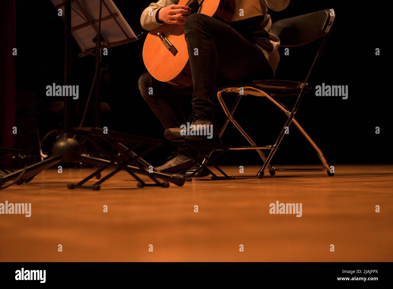 Person, die Gitarre auf der Bühne im Privatunterricht in spanien probt Stockfoto