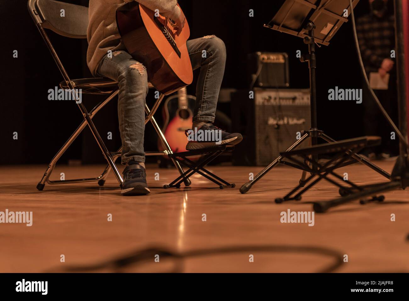 Person spielt Gitarre auf der Bühne im Privatunterricht in spanien Stockfoto