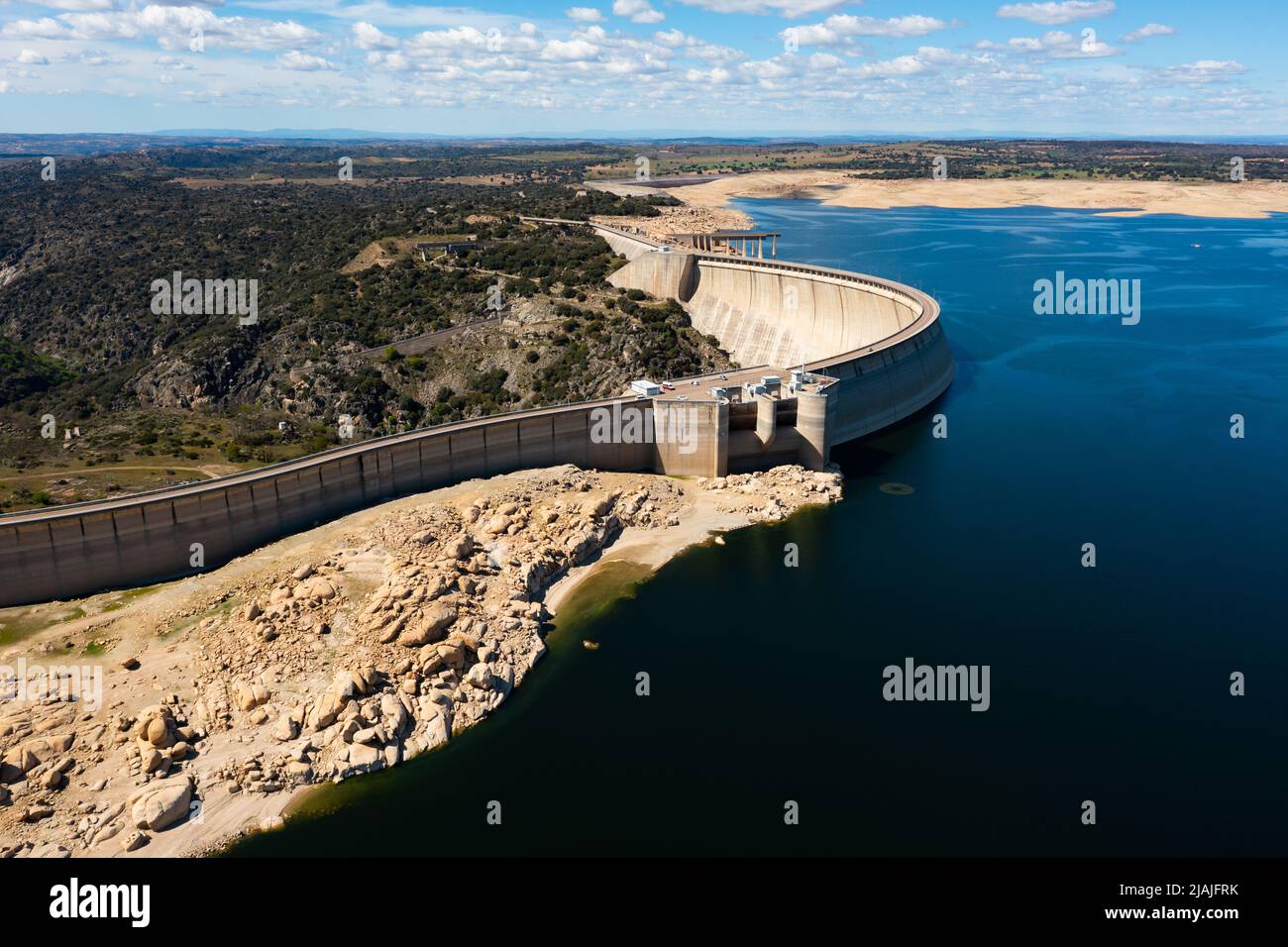 Drohnenfoto des Staudamms in Almendra, Spanien Stockfoto