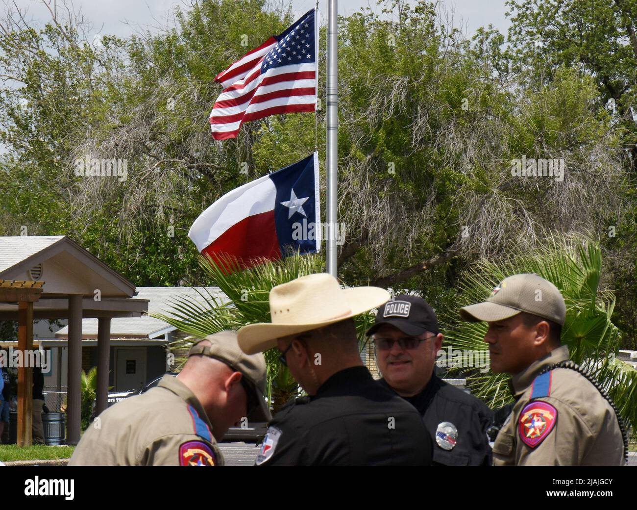 Uvalde, Usa. 30.. Mai 2022. Uvalde steht vor dem Beerdigungsinstitut Hillcrest Memorial, während sich das Beerdigungsinstitut nach der Tragödie an der Robb Elementary School in Uvalde, Texas, am Montag, dem 30. Mai 2022, auf die Beerdigung vorbereitet. Ein Massenschieß ließ Tage zuvor 19 Kinder und zwei Erwachsene in der Grundschule sterben. Foto von Jon Farina/UPI Credit: UPI/Alamy Live News Stockfoto