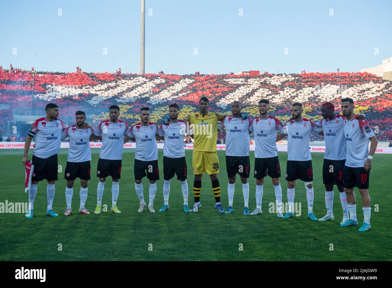 CASCADO, MAROKKO - MAI 30: Wydad AC Team Yahya Attiat-Allal, Jalal Daoudi, Achraf Dari, Ayoub El Amloud, Ayman El Hassouni, Zouheir El Moutaraji, Ahmed Reda Tagnaouti, Guy Mbenza posieren für Teamfoto während des CAF Champions League Finals 2022 zwischen Al Ahly und Wydad AC am 30. Mai 2022 im Stade Mohammed V in Cascade, Marokko. (Foto von Sebastian Frej ) Stockfoto