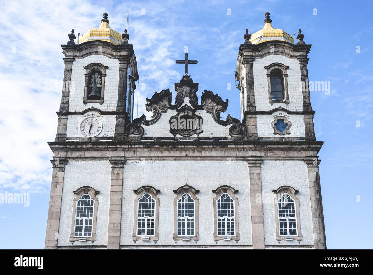 Salvador, Bahia, Brasilien - 25. Juli 2020: Blick auf die Basilika von Senhor do Bonfim, im Volksmund bekannt als Igreja do Bonfim, in der Stadt Salvador. Stockfoto