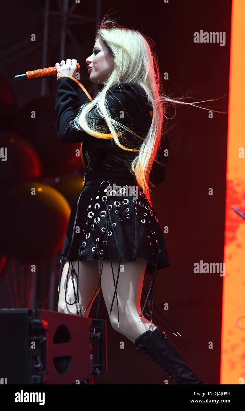 Die Sängerin, Songwriterin und Schauspielerin Avril Lavigne wird während eines Live-Konzerts während des Boston Calling Music Festivals, das am 27. Mai 2022 in Allston, Massachusetts, stattfindet, auf der Bühne gezeigt. Stockfoto