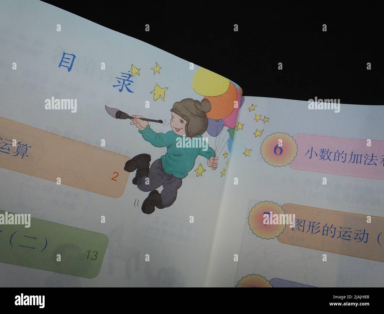 YICHANG, CHINA - 31. MAI 2022 - Ein Bürger zeigt die Illustrationen des zweiten Bandes des veröffentlichten Mathe-Lehrbuchs der vierten Klasse für Grundschulen Stockfoto