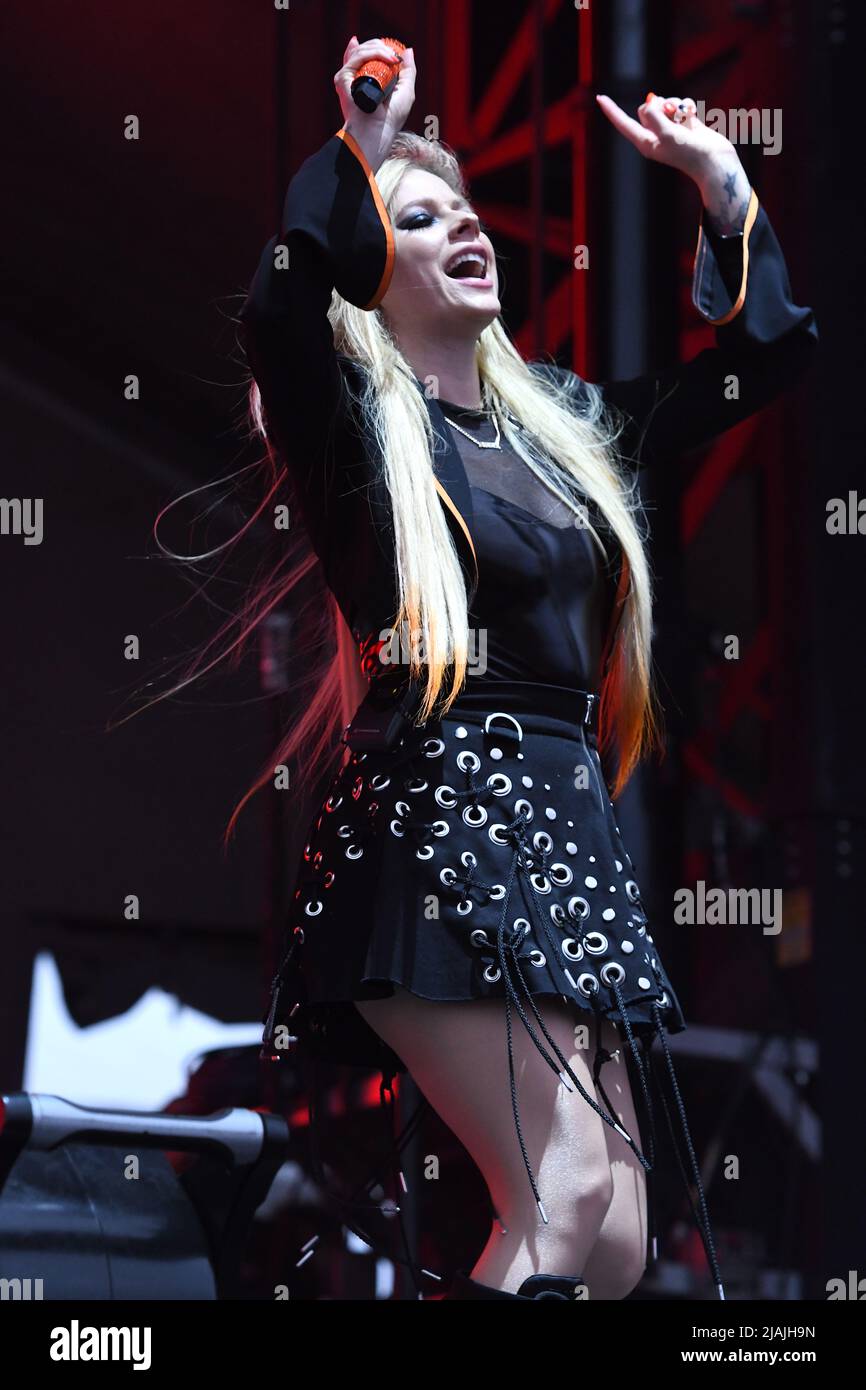 Die Sängerin, Songwriterin und Schauspielerin Avril Lavigne wird während eines Live-Konzerts während des Boston Calling Music Festivals, das am 27. Mai 2022 in Allston, Massachusetts, stattfindet, auf der Bühne gezeigt. Stockfoto