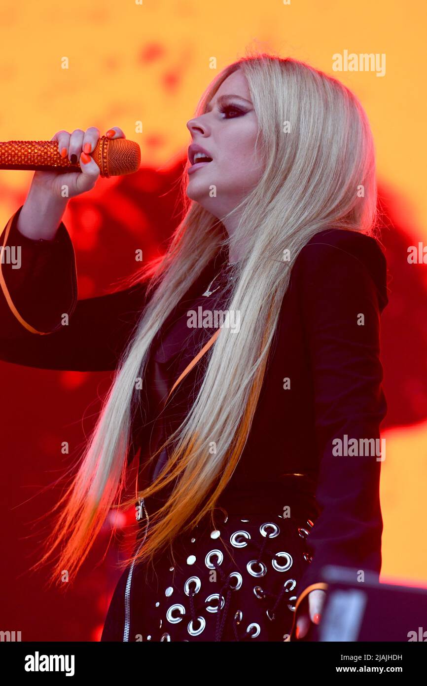 Die Sängerin, Songwriterin und Schauspielerin Avril Lavigne wird während eines Live-Konzerts während des Boston Calling Music Festivals, das am 27. Mai 2022 in Allston, Massachusetts, stattfindet, auf der Bühne gezeigt. Stockfoto