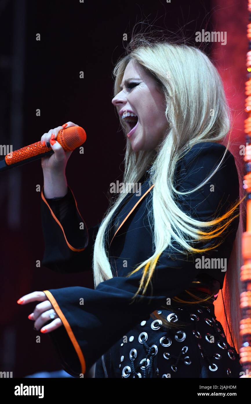 Die Sängerin, Songwriterin und Schauspielerin Avril Lavigne wird während eines Live-Konzerts während des Boston Calling Music Festivals, das am 27. Mai 2022 in Allston, Massachusetts, stattfindet, auf der Bühne gezeigt. Stockfoto