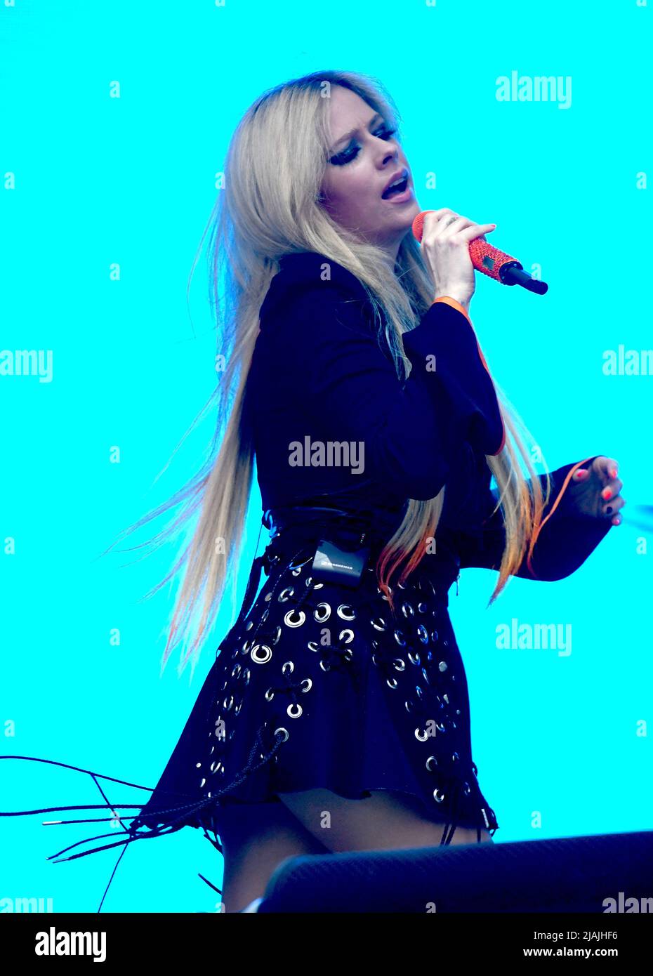 Die Sängerin, Songwriterin und Schauspielerin Avril Lavigne wird während eines Live-Konzerts während des Boston Calling Music Festivals, das am 27. Mai 2022 in Allston, Massachusetts, stattfindet, auf der Bühne gezeigt. Stockfoto