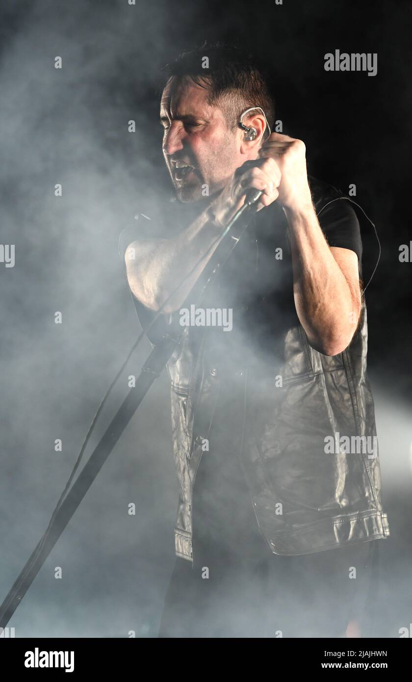 Der Sänger, Songwriter, Multiinstrumentalist und Produzent Trent Reznor wird während eines Live-Konzerts mit Nine Inch Nails während des Boston Calling Music Festivals, das am 27. Mai 2022 in Allston, Massachusetts, stattfindet, auf der Bühne gezeigt. Stockfoto