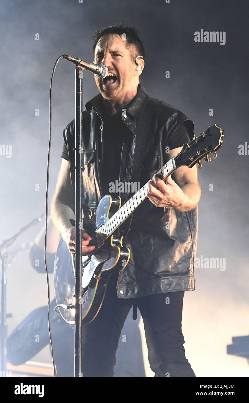 Der Sänger, Songwriter, Multiinstrumentalist und Produzent Trent Reznor wird während eines Live-Konzerts mit Nine Inch Nails während des Boston Calling Music Festivals, das am 27. Mai 2022 in Allston, Massachusetts, stattfindet, auf der Bühne gezeigt. Stockfoto