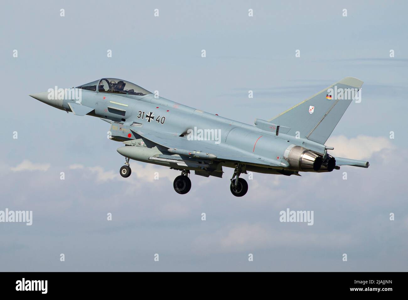 Ein Eurofighter EF2000 Typhoon der deutschen Luftwaffe bereitet sich auf die Landung vor. Stockfoto