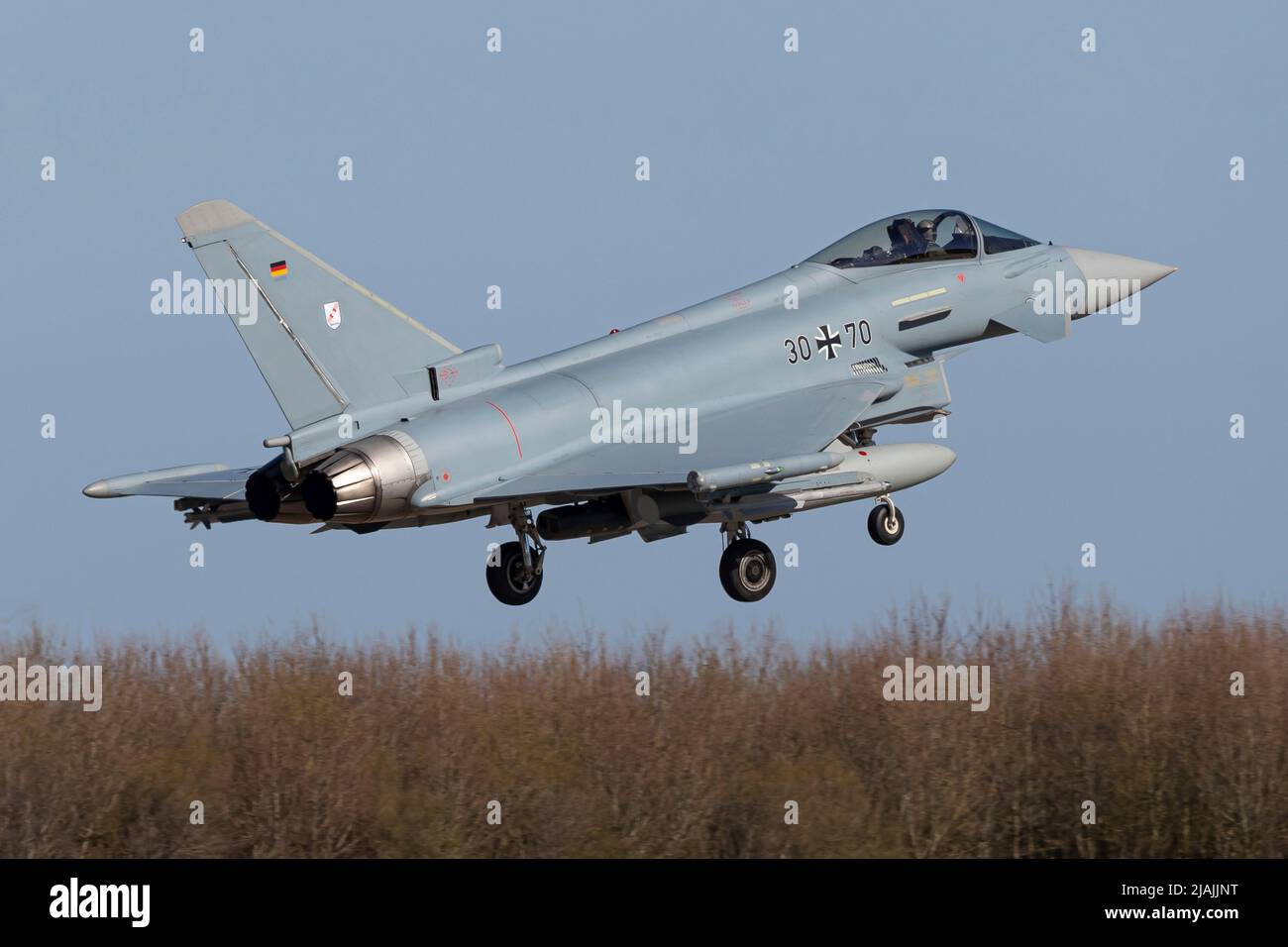 Ein Eurofighter EF2000 Typhoon der deutschen Luftwaffe bereitet sich auf die Landung vor. Stockfoto