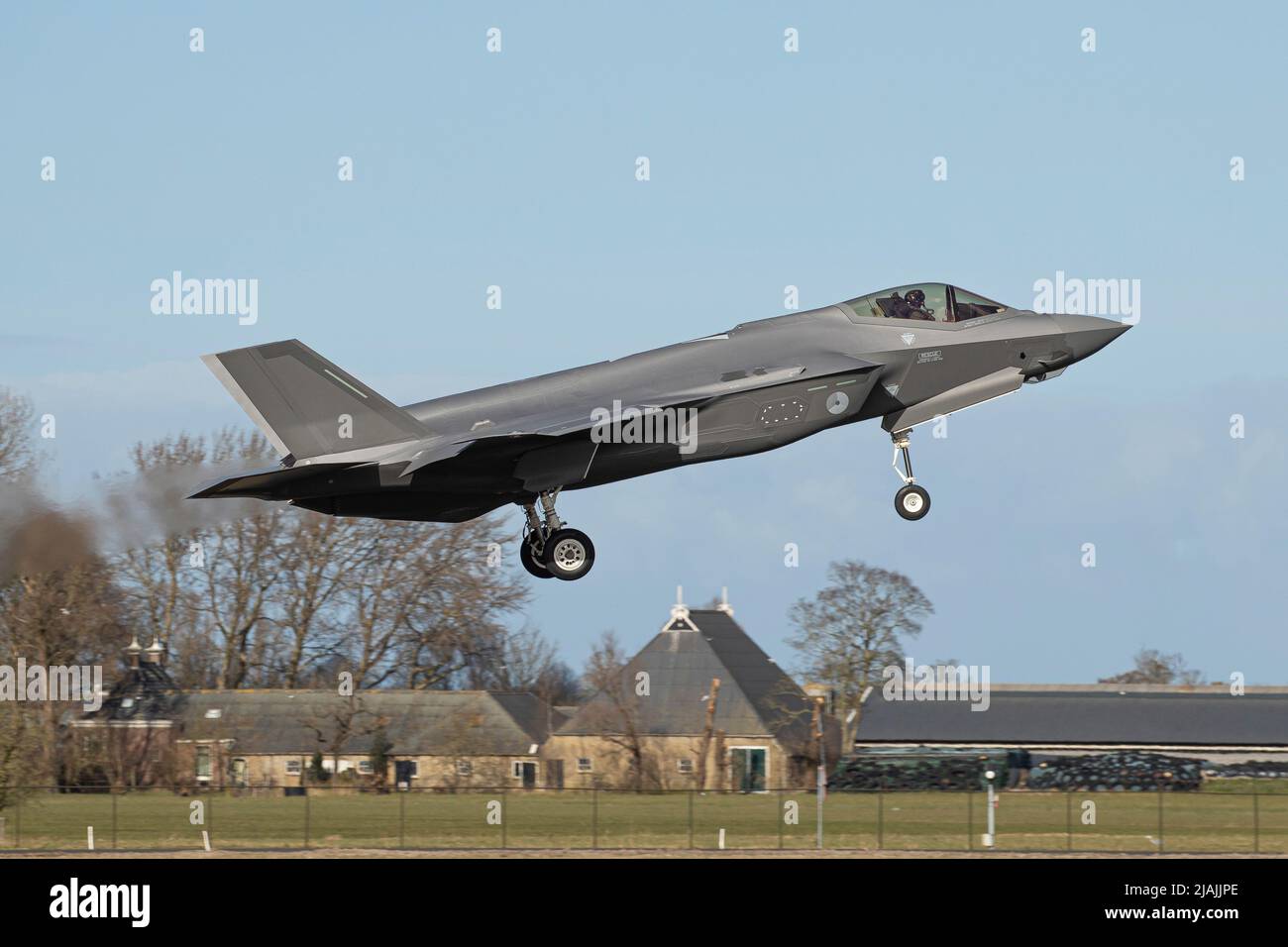 Ein Royal Netherlands Air Force F-35 Lightning II Kampfjet landet in Leeuwarden, Niederlande. Stockfoto